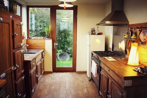 Cottage, Smoking | Shared kitchen | Full-size fridge, microwave, oven, stovetop