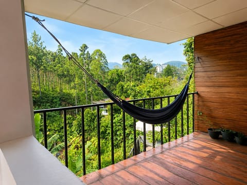 Comfort Suite, Balcony, Mountain View | Living area