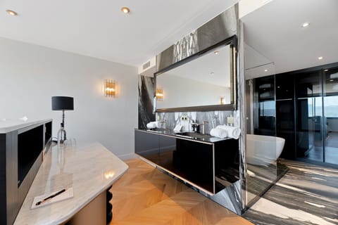 Luxury Penthouse | Bathroom | Shower, free toiletries, hair dryer, bathrobes