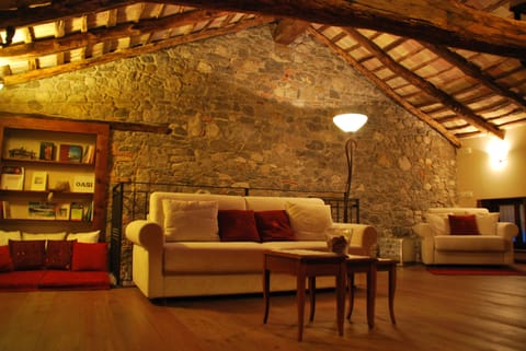 Suite | Living area | Flat-screen TV, books