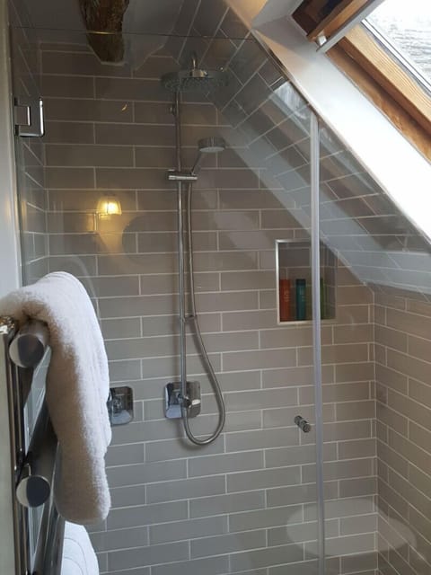 Deluxe Room | Bathroom | Free toiletries, hair dryer, bathrobes, towels