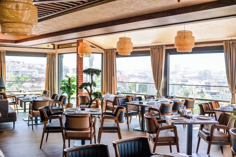 2 restaurants; lunch and dinner served
