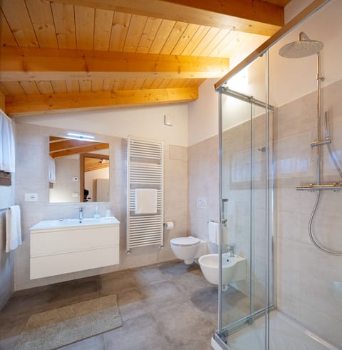 Double Room | Bathroom | Shower, rainfall showerhead, free toiletries, hair dryer