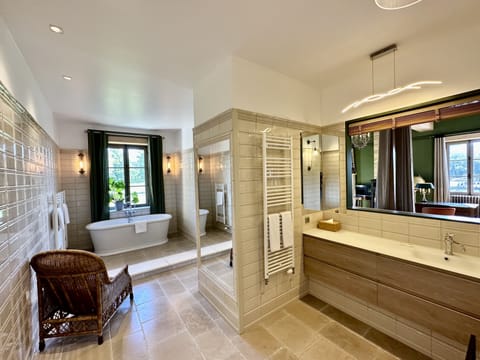 Deluxe Double Room | Bathroom | Designer toiletries, hair dryer, towels, soap