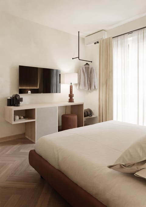 Hypo-allergenic bedding, minibar, in-room safe, desk