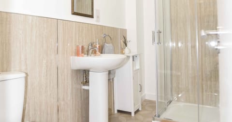 Apartment, 2 Double Beds, Non Smoking | Bathroom | Shower, free toiletries, hair dryer, towels