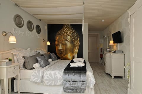 Double Room, Bathtub | Minibar, in-room safe, desk, iron/ironing board