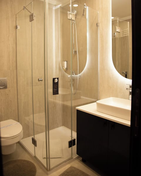 Deluxe Villa | Bathroom | Shower, hydromassage showerhead, hair dryer, slippers