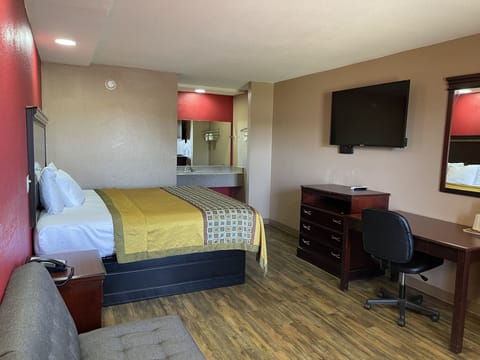 Deluxe Room, 1 King Bed, Smoking | Soundproofing, iron/ironing board, free WiFi