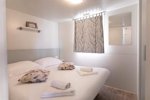 Laptop workspace, cribs/infant beds, bed sheets