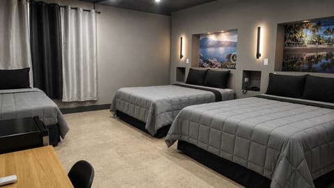 Habitación Triple Deluxe | Premium bedding, down comforters, pillowtop beds, minibar