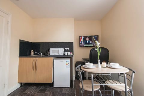 Deluxe Studio, Multiple Beds | In-room dining