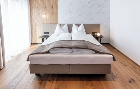 Romantic Suite | In-room safe, desk, free WiFi, bed sheets