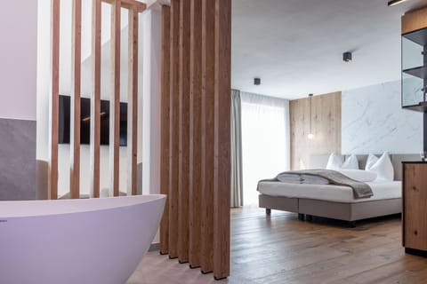 Romantic Suite | In-room safe, desk, free WiFi, bed sheets