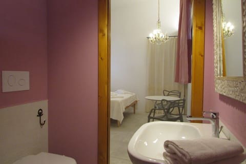 Superior Double Room, Kitchenette | Bathroom | Shower, towels