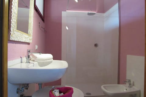 Superior Double Room, Kitchenette | Bathroom | Shower, towels