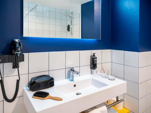 Standard Room, 1 Double Bed | In-room safe, desk, soundproofing, free cribs/infant beds