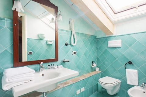 Shower, free toiletries, hair dryer, bidet