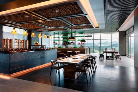 6 restaurants; breakfast, lunch, and dinner served