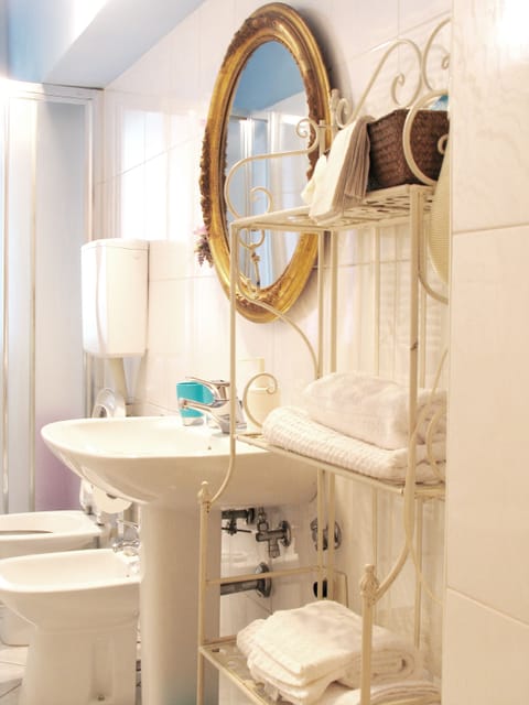 Comfort Triple Room | Bathroom | Shower, free toiletries, hair dryer, bidet