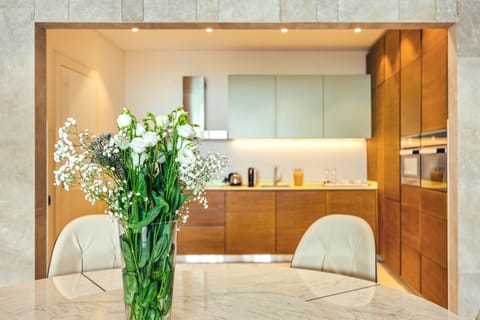 Espresso maker, electric kettle, highchair