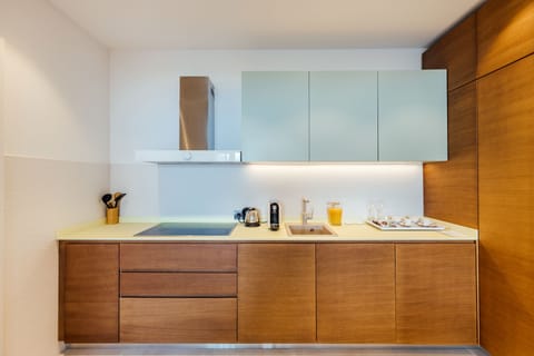 Espresso maker, electric kettle, highchair