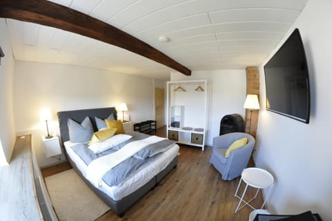 Blackout drapes, free WiFi, bed sheets