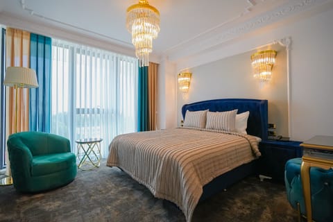 Double Room | Minibar, in-room safe, desk, blackout drapes