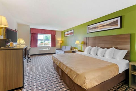 Standard Room, 1 King Bed, Non Smoking | Iron/ironing board, free cribs/infant beds, rollaway beds, free WiFi