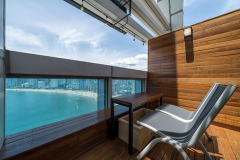 Royal Terrace Ocean Double A | Terrace/patio