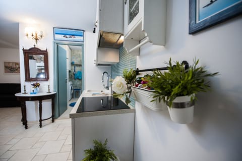 City Apartment | Private kitchen | Fridge, oven, stovetop, dishwasher