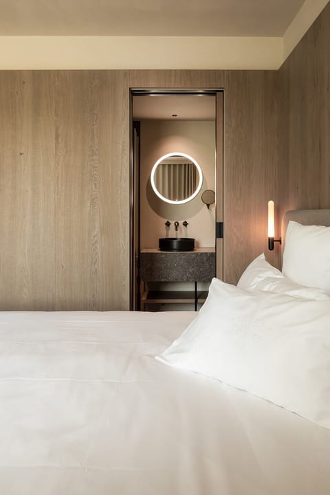 Comfort Double Room, 1 King Bed | Egyptian cotton sheets, premium bedding, pillowtop beds, free minibar