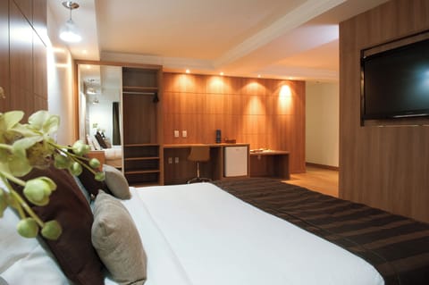Luxury Suite | Minibar, in-room safe, desk, blackout drapes