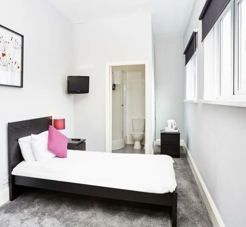 Single Room (En-suite) | Free WiFi, bed sheets