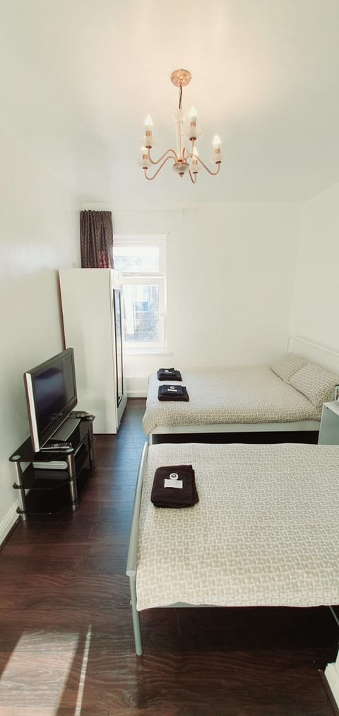 Deluxe King Ensuite | Desk, iron/ironing board, free WiFi, bed sheets