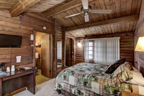 Deluxe Single Room, 1 Queen Bed, Non Smoking | Desk, blackout drapes, free WiFi, bed sheets