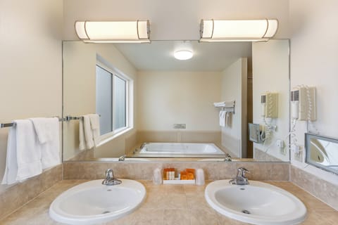 Deluxe Double Room, 2 Queen Beds, Non Smoking, Jetted Tub | Bathroom | Combined shower/tub, free toiletries, hair dryer, towels