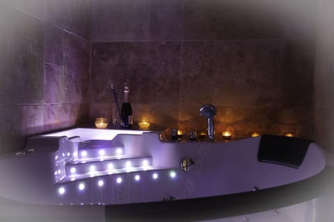 Romantic Duplex | Bathroom | Free toiletries, hair dryer, bathrobes, towels