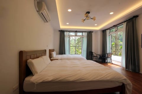 Deluxe Quadruple Room, 2 Double Beds, Non Smoking | Desk, blackout drapes, soundproofing, free WiFi