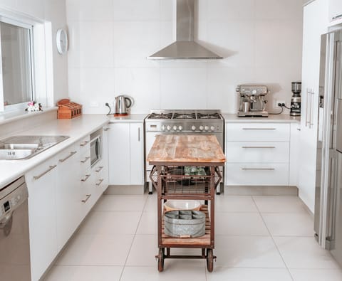 Deluxe Villa, 5 Bedrooms | Private kitchen | Microwave, stovetop, toaster, cookware/dishes/utensils