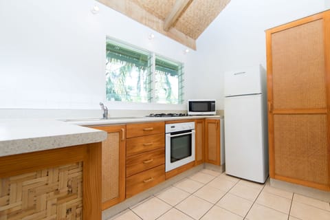 Villa, 2 Bedrooms | Private kitchen | Microwave, stovetop, toaster, cookware/dishes/utensils