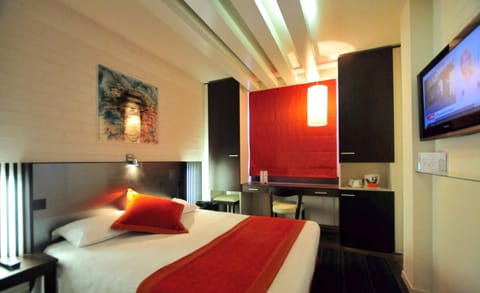 Standard Double Room | Minibar, desk, blackout drapes, soundproofing