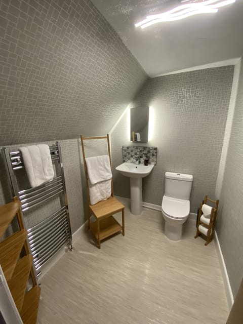 Superior Double Room | Bathroom | Bathtub, free toiletries, hair dryer, towels