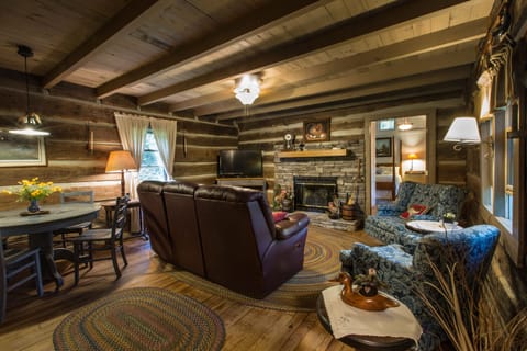 Family Cabin, 3 Bedrooms, Non Smoking | Living room | Flat-screen TV, fireplace