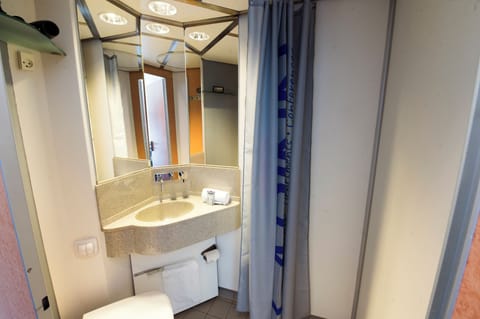 Shower, towels, soap, shampoo