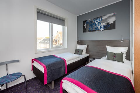 Commodore | Hypo-allergenic bedding, desk, soundproofing, iron/ironing board