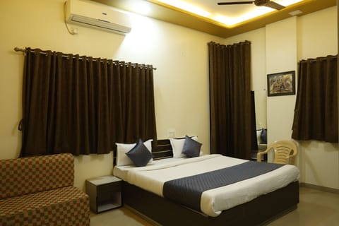 Blackout drapes, free WiFi, bed sheets