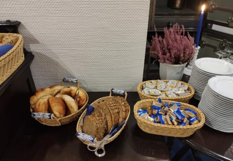 Buffet breakfast for a fee on weekdays