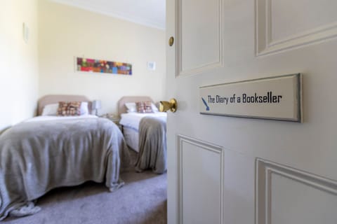 Classic Twin Room, 2 Twin Beds, Non Smoking | Individually decorated, individually furnished, iron/ironing board