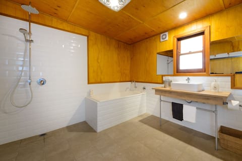 Rustic Queen With Bathroom | Bathroom | Eco-friendly toiletries, hair dryer, towels, soap